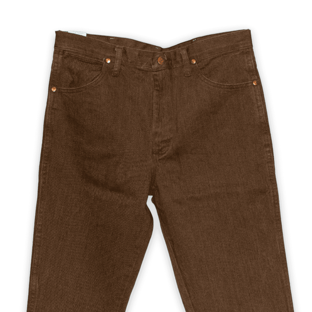 Camisas y pantalones Wrangler colgados en la tienda