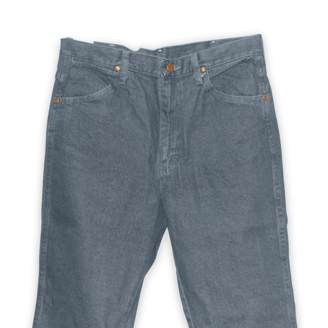 Camisas y pantalones Wrangler colgados en la tienda