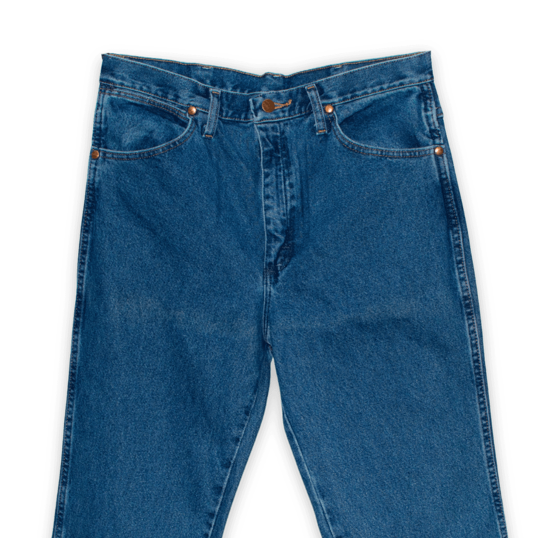 Camisas y pantalones Wrangler colgados en la tienda