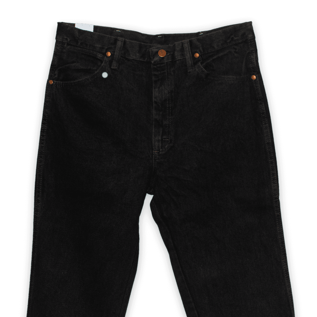 Camisas y pantalones Wrangler colgados en la tienda
