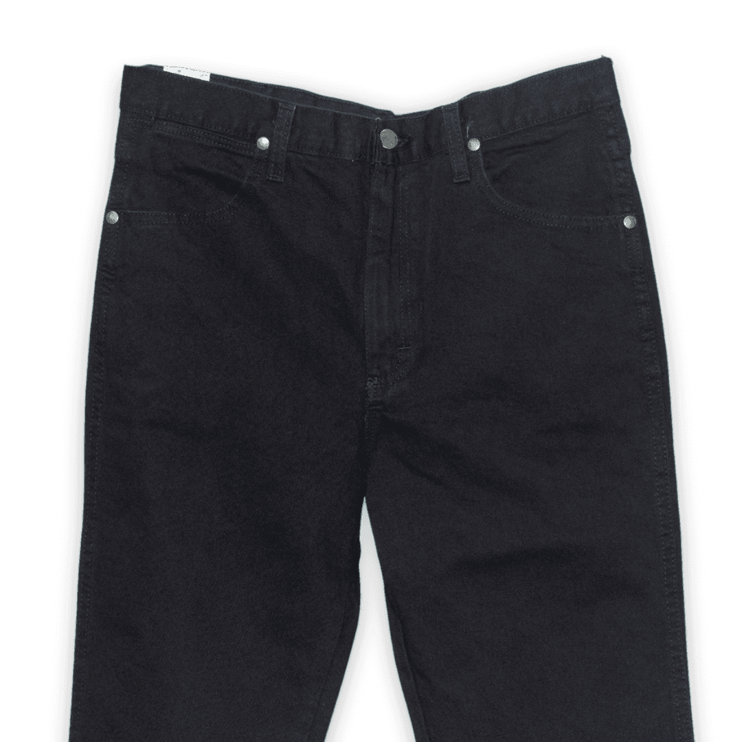 Camisas y pantalones Wrangler colgados en la tienda