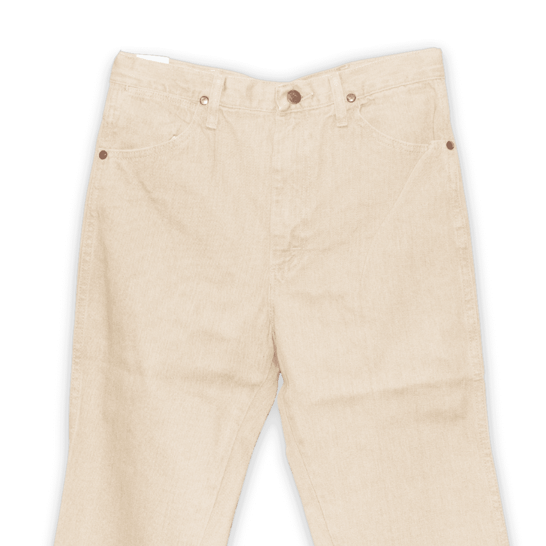 Camisas y pantalones Wrangler colgados en la tienda