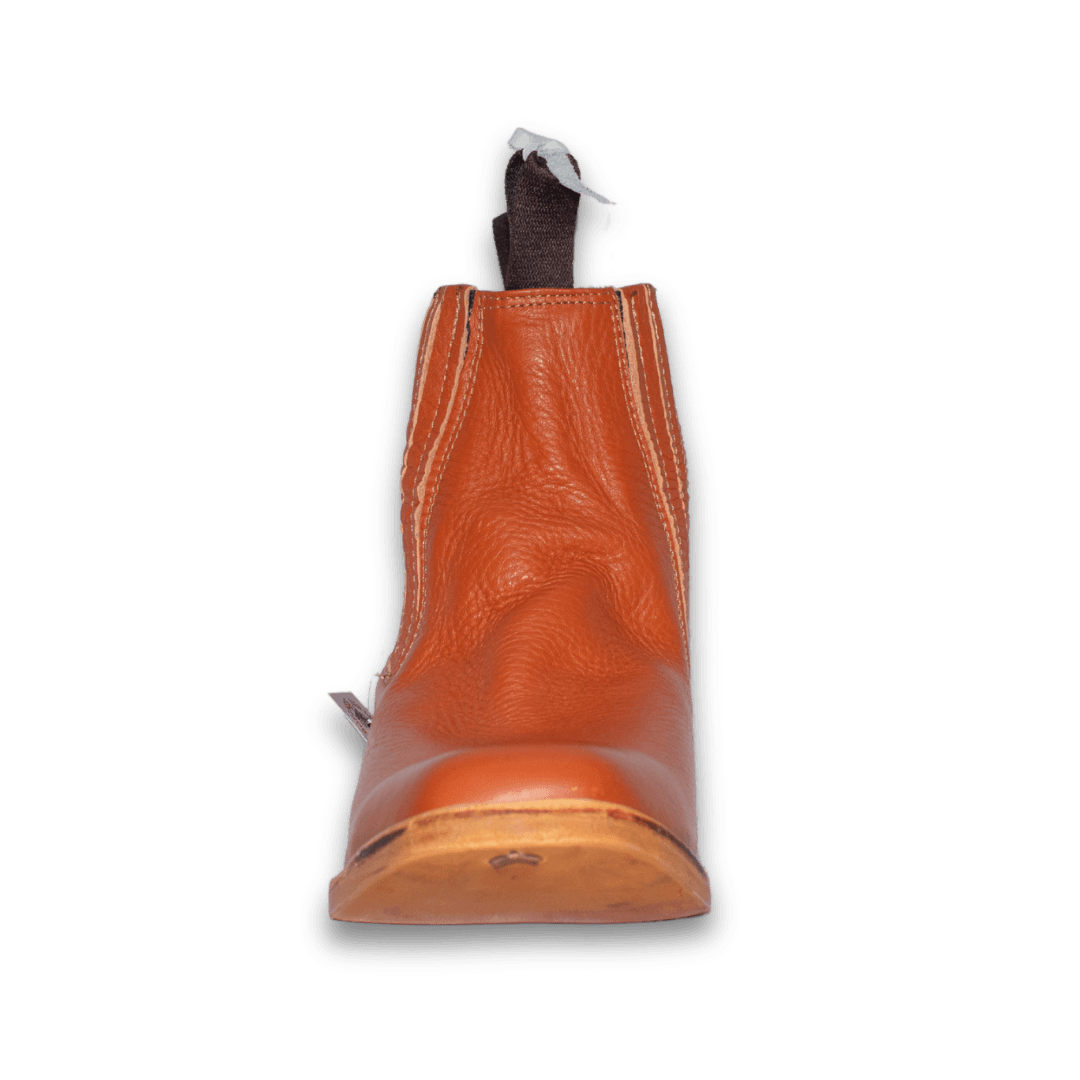 Botín Jaripeo de punta chata en piel naranja con suela de vaqueta, vista de frente