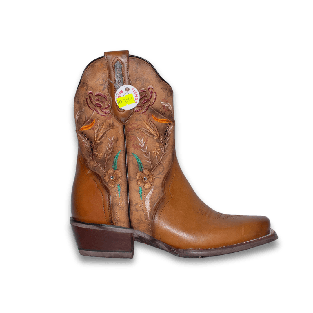 Bota Rio Grande Raquel de caña corta en piel miel con flores bordadas, vista lateral
