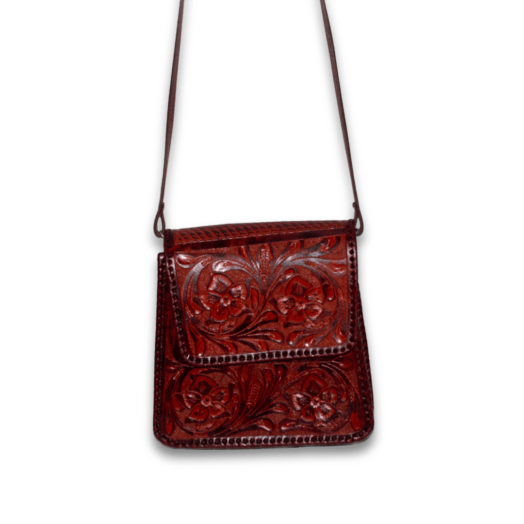 Bolsa de piel cincelada color vino con grabado floral y correa larga