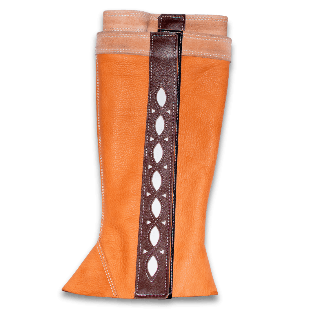 Polaina de piel color naranja con tira café calada, vista exterior