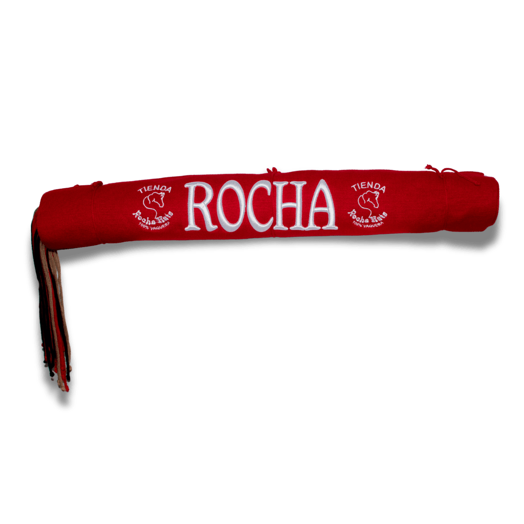 Zarape rojo bordado con «ROCHA», enrollado